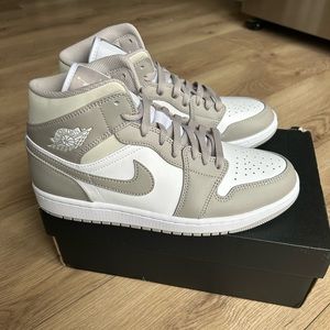 *S⭕️LD* on another app - Brand New Jordan 1 College Grey